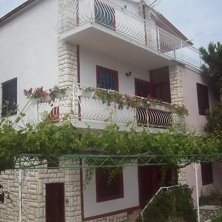 Lucija Trogir
