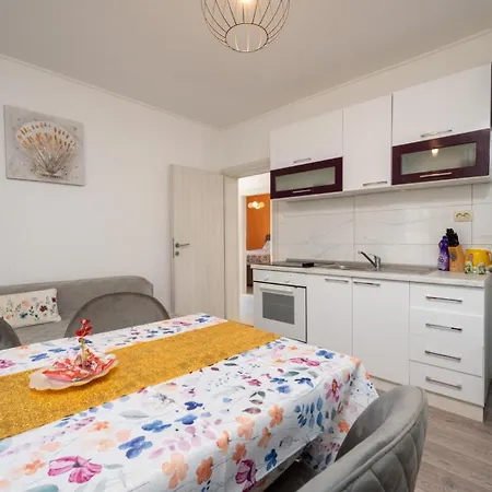 Apartment Lucija *